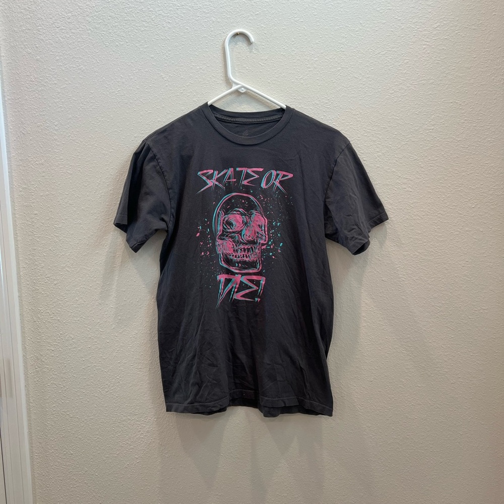 Black Graphic Tee with Skull Design Size Medium - Picture 2 of 7